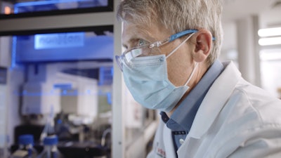 Professor Jamie Vandenberg operating the Syncropatch at the Victor Chang Cardiac Research Institute.