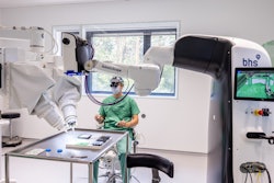 Dr. Maximilian Kückelhaus presents the new method in a dry-run training session. The operations robot (right) is networked with a robotic microscope (left).