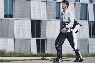 The Autonomyo exoskeleton is an active walking aid that supports the weakened muscles and enables an intuitive sequence of movements that mimics the natural sequence.
