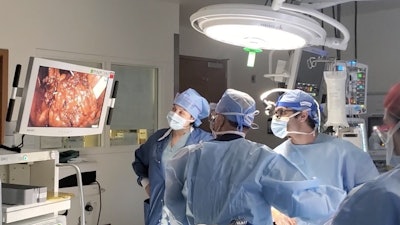 The Keck Medicine of USC surgical team evaluates the integrity of a bladder during the research and development stage of bladder transplantation.