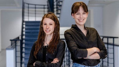 Karola Marky (left) and Rebecca Panskus interviewed people about the electronic patient record.