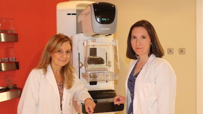 Doctors Marina Álvarez and Cristina Pulido, in the Radiodiagnostic Unit at the Reina Sofía Hospital.