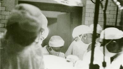 The heart-lung machine invented by Dr. John H. Gibbon Jr. is used successfully for the first time on May 6, 1953, when Gibbon (center right) and surgeons at Thomas Jefferson Medical College Hospital perform open-heart surgery to repair an 18-year-old’s heart defect.