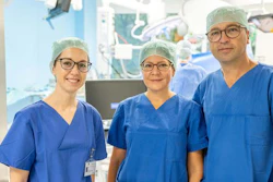 Robotic-assisted suspension of the cervix: (from left) Dr. Carolin Schröder, Prof. Dr. Dominique Könsgen-Mustea and Prof. Dr. Dr. Alexander Mustea, Director of the Department of Gynecology and Gynecological Oncology, successfully perform the robotic-assisted surgery.