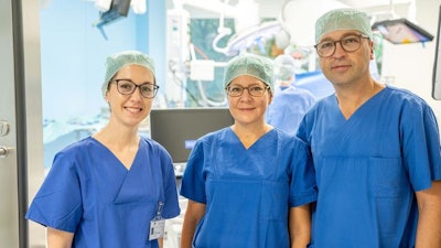 Robotic-assisted suspension of the cervix: (from left) Dr. Carolin Schröder, Prof. Dr. Dominique Könsgen-Mustea and Prof. Dr. Dr. Alexander Mustea, Director of the Department of Gynecology and Gynecological Oncology, successfully perform the robotic-assisted surgery.