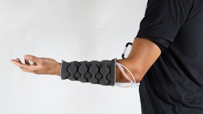 Haptiknit sleeve worn on the arm, including the control system on the upper arm.