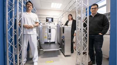 From left to right: Pedro Tejada, Saioa Herrero and Francisco Campa, with the prototype.