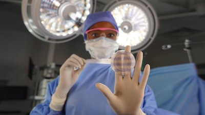 Phasix Umbilical In Surgical Gloved Hands