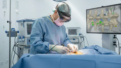 Dr. Poulter utilizing the nextgen SyncAR Spine for a minimally invasive TLIF.