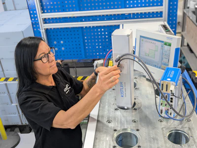 The Integrated Joining System is easily connected to industrial machinery and plants using two plug-in cables: a hybrid Y-cable for power and logic supply as well as data transmission, and another cable for safety technology.