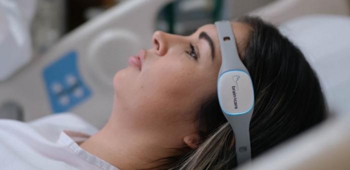 Developed by the startup brain4care, the technology consists of a non-invasive sensor that detects micro-movements of the skull bone linked to heartbeats and transforms them into a signal that allows monitoring of intracranial compliance and dynamics.