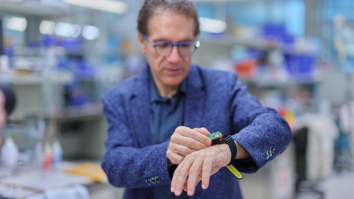 A lightweight wearable device developed by KAUST researchers combines microneedle sensing, integrated electronics, wireless communication and smartphone connectivity to continuously monitor drug concentrations beneath the skin in real time. The technology was demonstrated using the antibiotic vancomycin and could support future personalized medicine applications.