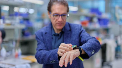 A lightweight wearable device developed by KAUST researchers combines microneedle sensing, integrated electronics, wireless communication and smartphone connectivity to continuously monitor drug concentrations beneath the skin in real time. The technology was demonstrated using the antibiotic vancomycin and could support future personalized medicine applications.