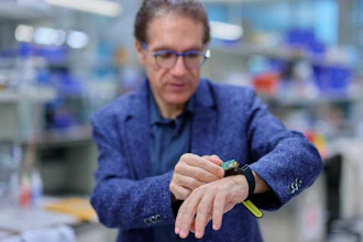 A lightweight wearable device developed by KAUST researchers combines microneedle sensing, integrated electronics, wireless communication and smartphone connectivity to continuously monitor drug concentrations beneath the skin in real time. The technology was demonstrated using the antibiotic vancomycin and could support future personalized medicine applications.