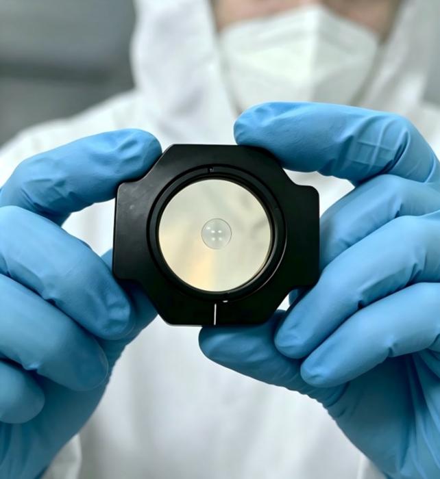 Researchers designed and fabricated an ultrathin lens that uses tiny microstructures to focus light into an optical needle.