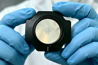 Researchers designed and fabricated an ultrathin lens that uses tiny microstructures to focus light into an optical needle.