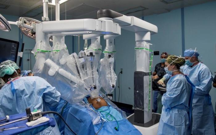A comparison of patient outcomes after robotic and laparoscopic gastrectomy in Japan has found that robotic gastrectomy is associated with fewer complications, lower blood loss, lower risk of infections, and shorter hospital stay. Future advancements and better training for surgeons will produce better outcomes for patients with gastric cancer.