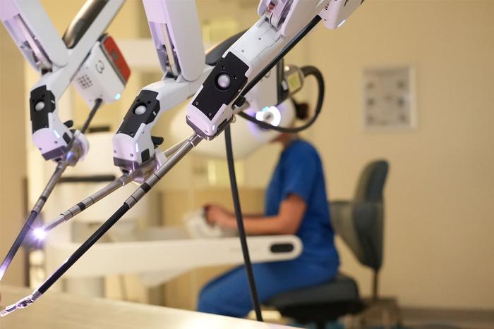 A surgical team has performed the world’s first-reported robotic double transplant of a liver and kidney at WashU Medicine and Barnes-Jewish Transplant Center.