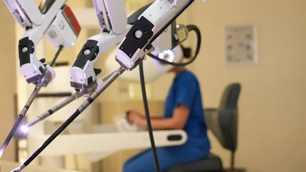 A surgical team has performed the world’s first-reported robotic double transplant of a liver and kidney at WashU Medicine and Barnes-Jewish Transplant Center.